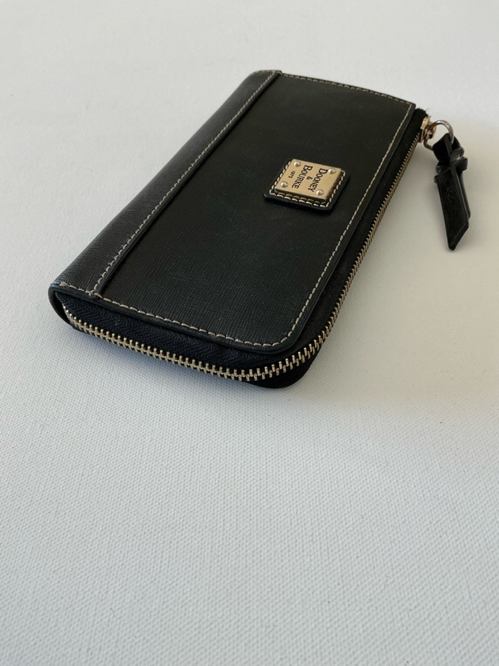 Dooney & Bourke Black Leather Zip Around Wallet Red Interior Logo Plaque - Picture 9 of 12